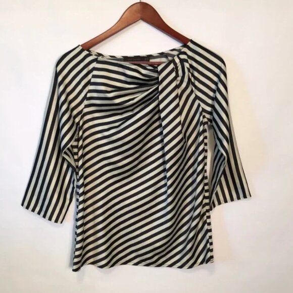 The Limited Navy and Cream unique front top szXS - Picture 3 of 11